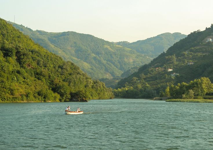 Paisagem serena de rio e montanhas